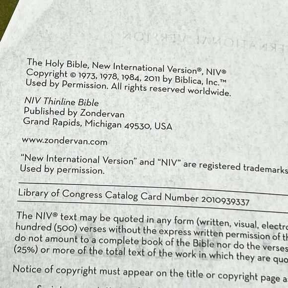 Zondervan NIV Thinline Bible Italian Two Tone Green Leather Geometric Design - Picture 7 of 13